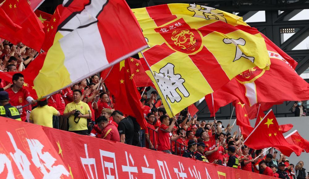 国际女子足球比赛中，中国队蓄势待发