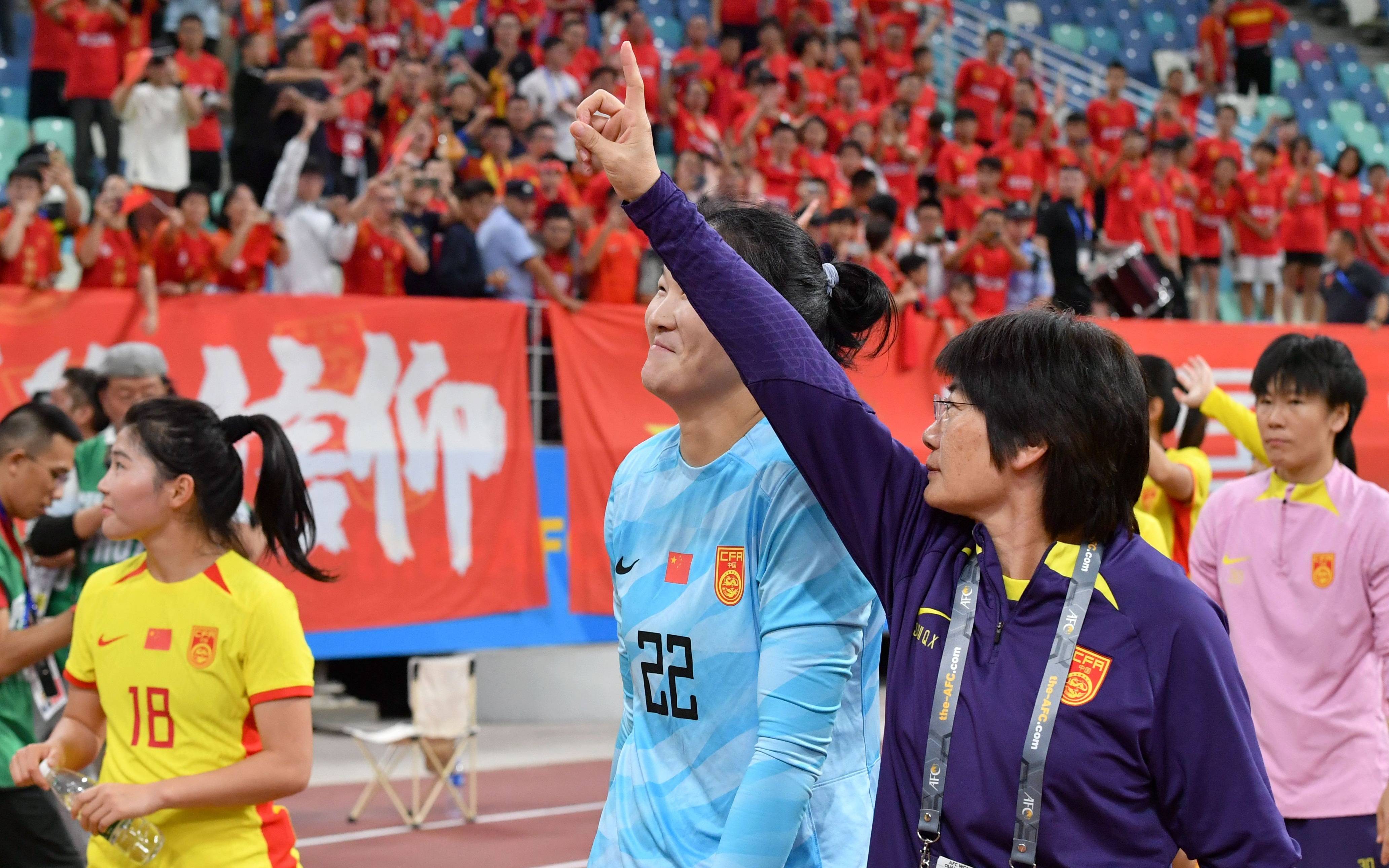 国际女子足球比赛中，中国队蓄势待发
