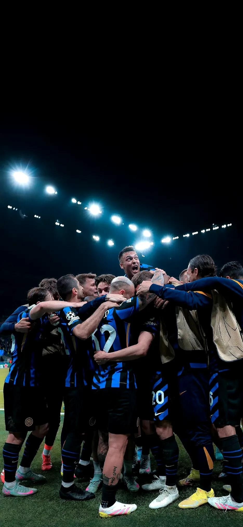 欧预赛比赛场面双方球员激战不懈