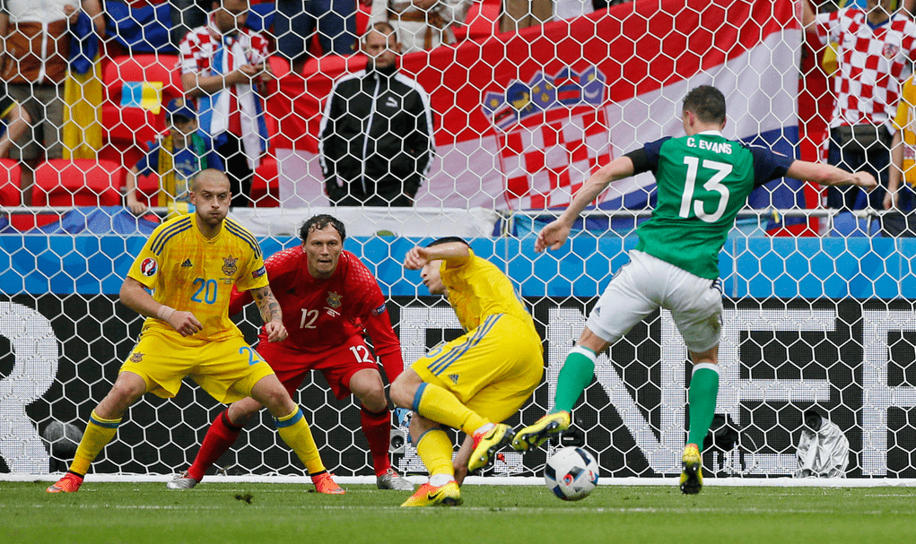 欧预赛比赛场面双方球员激战不懈