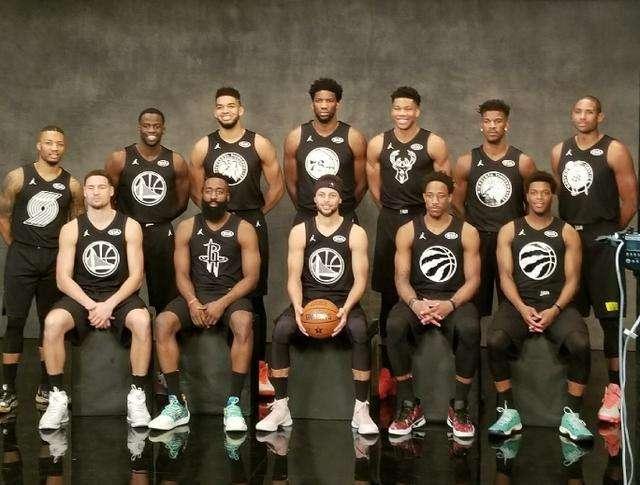 突尼斯篮球选手与NBA球迷合影，赛后探讨球技