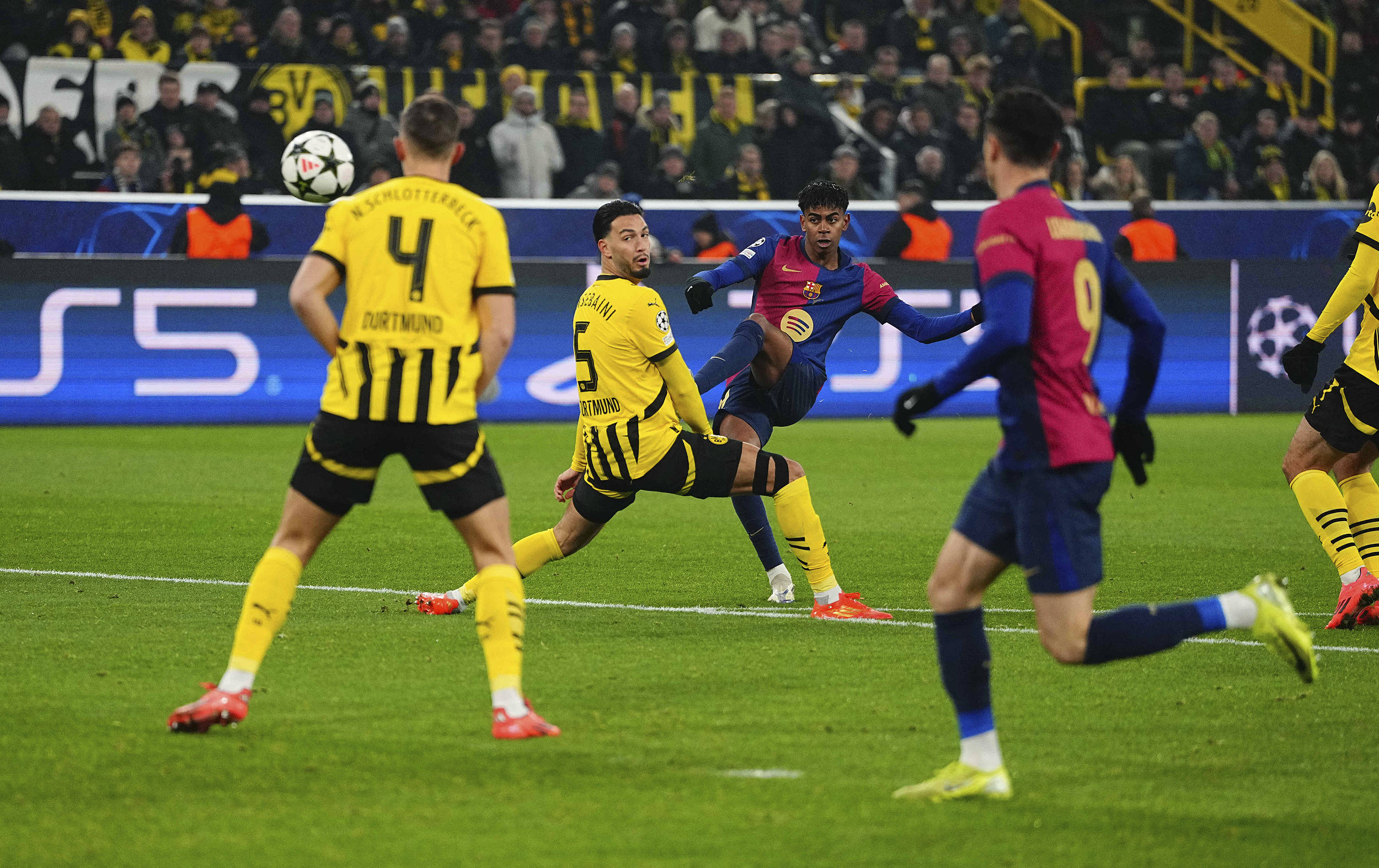 包含惊险对决悬念赛局引发足坛热议的词条