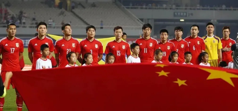 足球比赛展开，中国队备战豪取三分