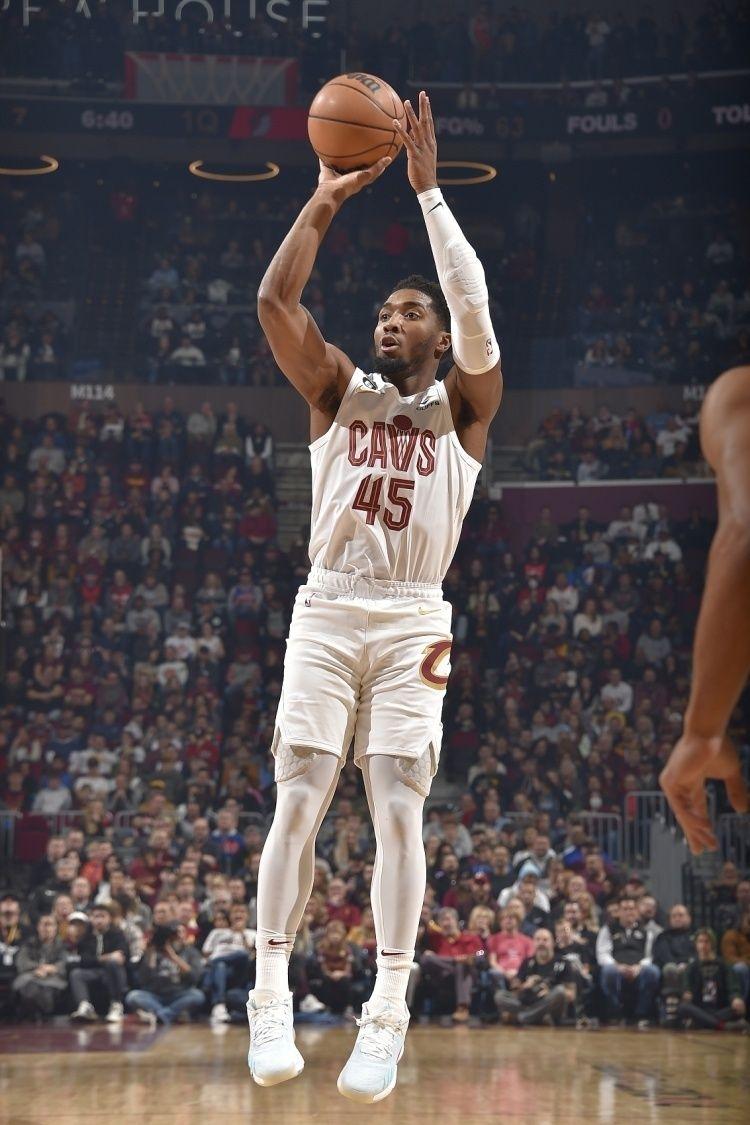 爵士险胜老鹰，保持不败